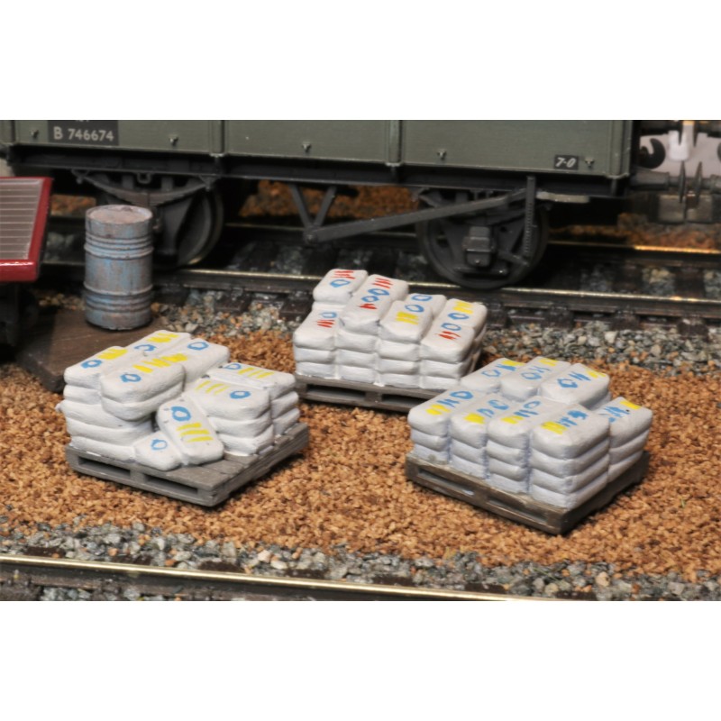 Detailed Pallets with Cement Bags - OO Gauge (Pack of 6)