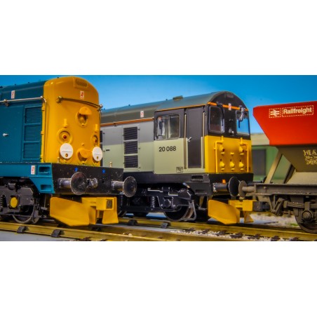 Hunt Magnetic Close Couplings ELITE - Snow Ploughs for Bachmann Class 20 - OO Gauge (1 Pair) - Unpainted (MP2)