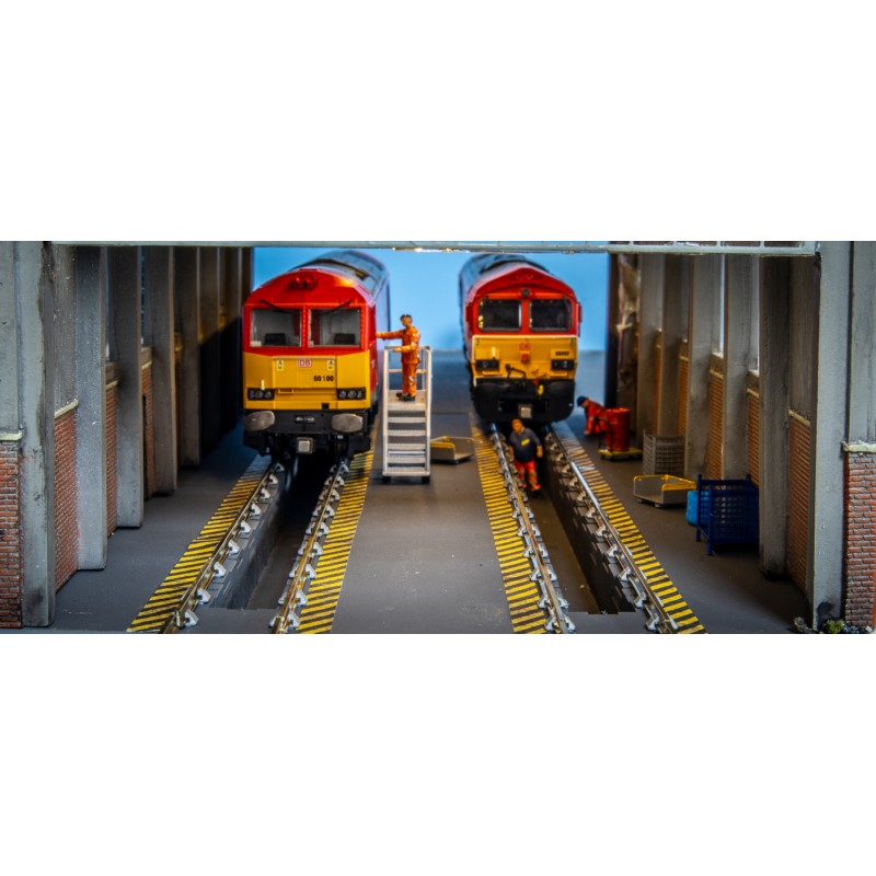 Hardstanding With Double Road Inspection Pits OO Gauge