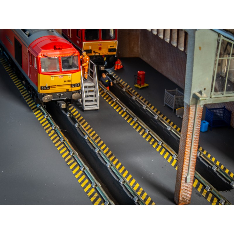 Hardstanding With Double Road Inspection Pits OO Gauge