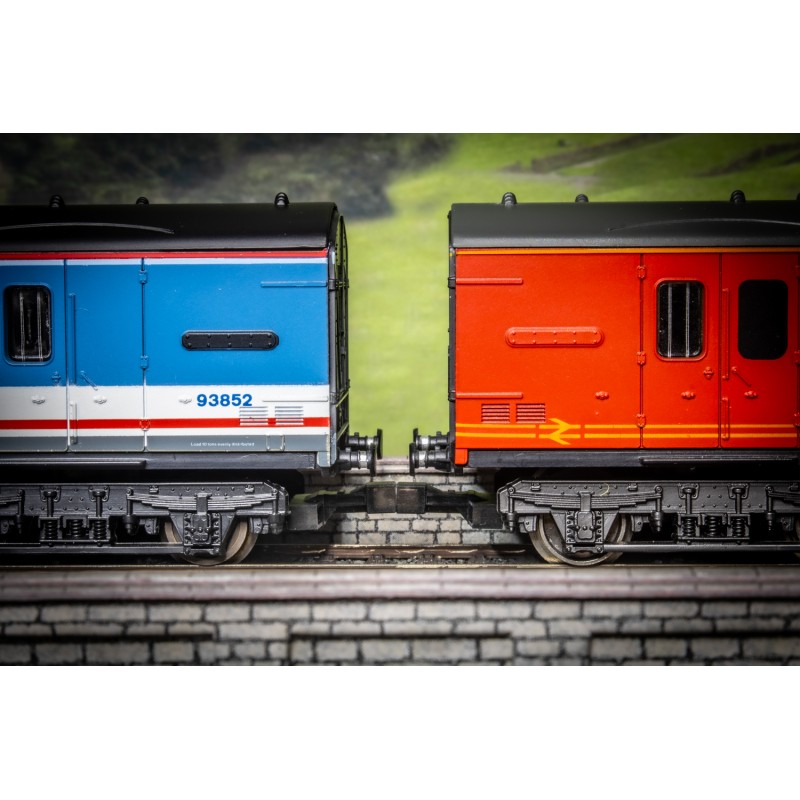 Hunt Magnetic Couplings ELITE - Intermediate Couplings for Lima Coaches with Moulded Couplings - OO Gauge (MC10)