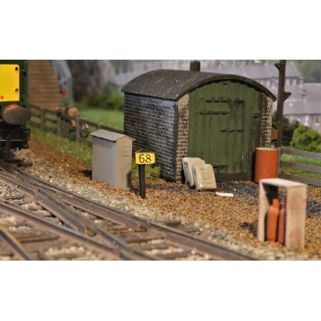 Mile posts - Midland Railway style - OO Gauge (Pack of 24)
